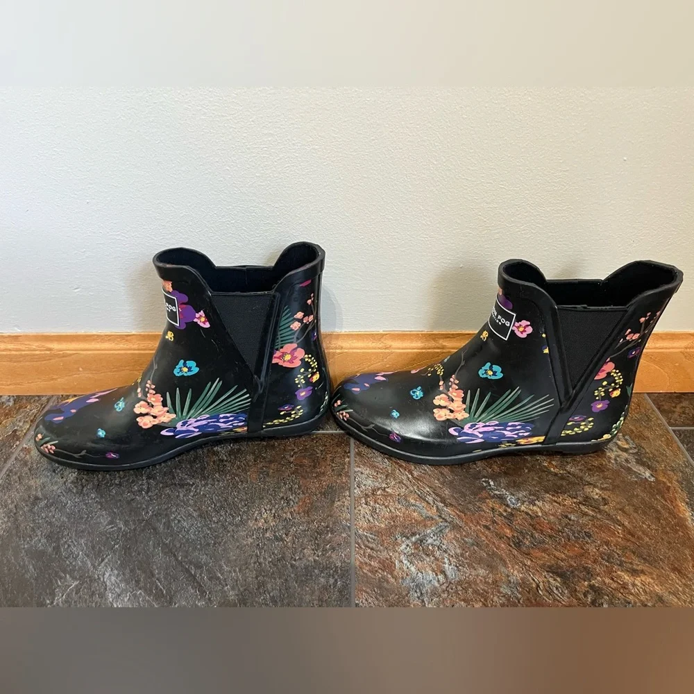 Women’s London Fog black floral Piccadilly waterproof pull on rain boot. Size 8